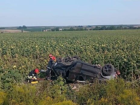 В Ровенской области автомобиль BMW во время обгона слетел с дороги, есть погибшие и травмированные – полиция