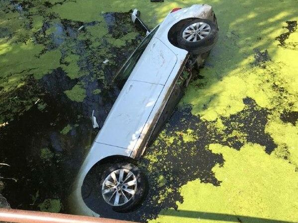 В Черкасской области автомобиль упал в воду, есть погибшие – полиция