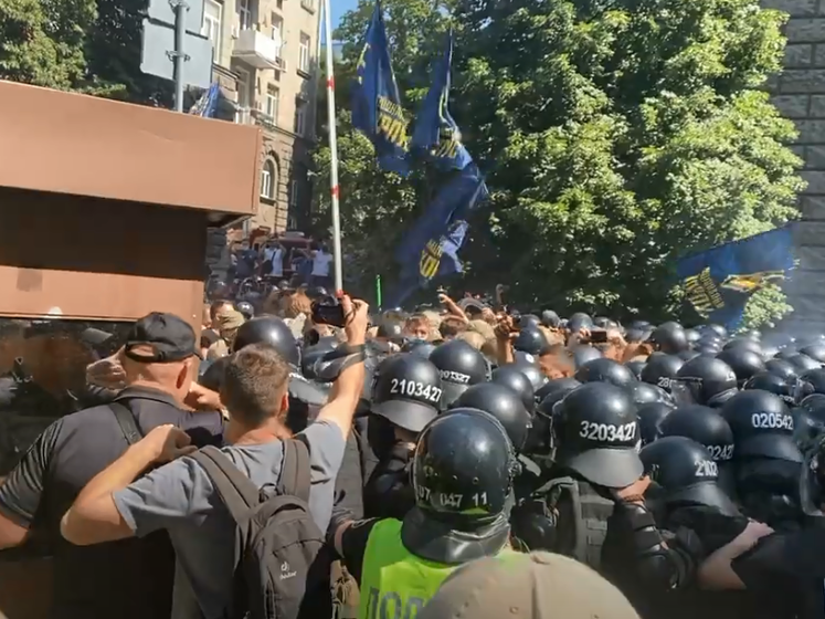 У МВС України розповіли, скільки поліцейських і нацгвардійців постраждало на акції націоналістів під будівлею Офісу президента
