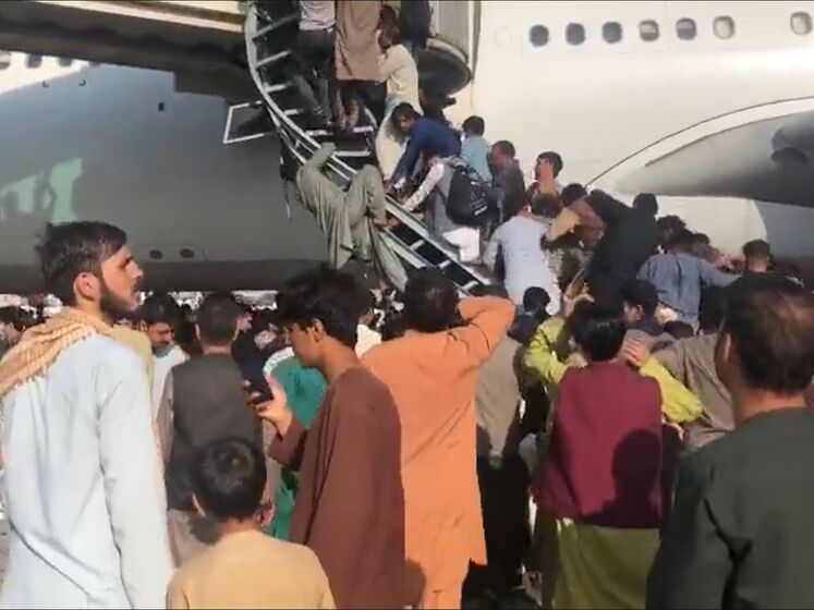 "Ситуация превратилась в хаос". В аэропорту Кабула отменили коммерческие рейсы, у взлетной полосы &ndash; толпы желающих улететь. Видео