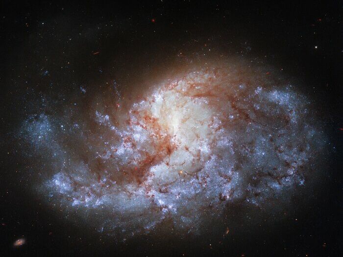 Hubble показал спиральную галактику в созвездии "Печь"