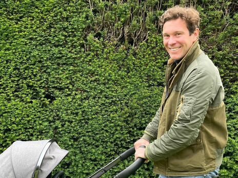 Чоловік принцеси Євгенії, який відпочивав на яхті в компанії напівоголених дівчат, змінив роботу – ЗМІ