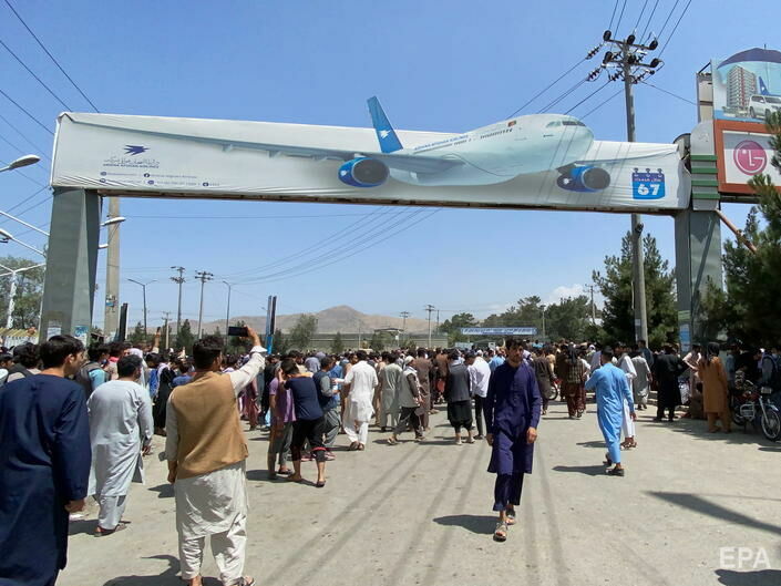 Афганці намагалися вилетіти з Кабула, чіпляючись за військовий літак США. Кілька людей розбилося. Відео