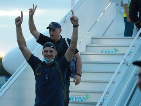 Українські рятувальники, які гасили пожежі у Греції, повернулися додому – ДСНС