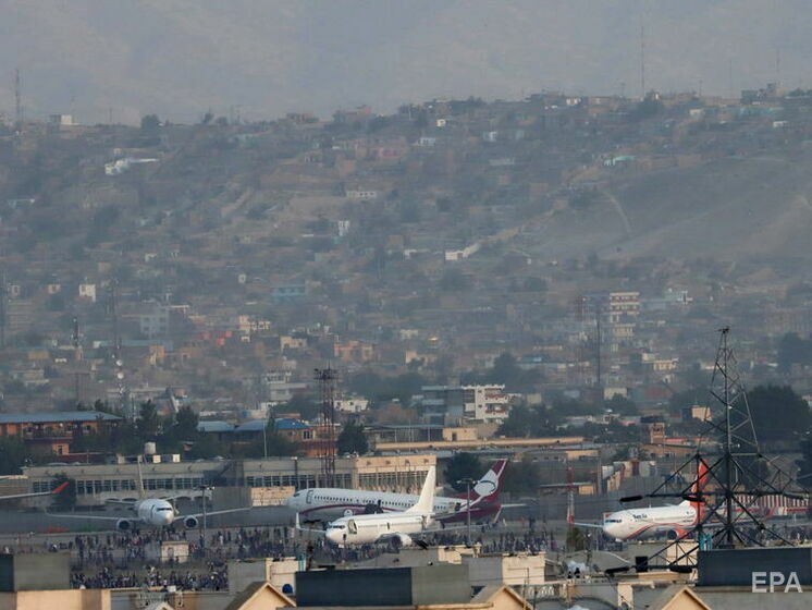 Из-за людей на взлетной полосе. Военный самолет Германии пять часов кружил над Кабулом, ожидая посадки – CМИ