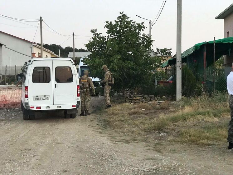 Российские силовики утром пришли с обысками к крымским татарам, пятерых задержали