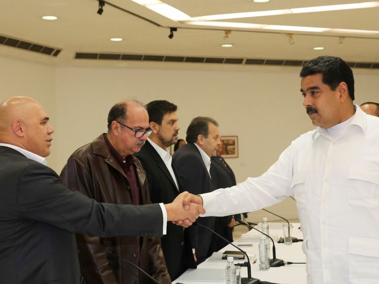 Президент Венесуэлы начал переговоры с оппозицией о выходе из политического кризиса