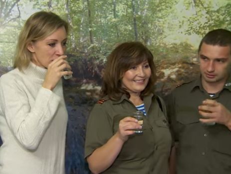 Захарова выпила водки с польскими военными и угостила пирогом. Видео