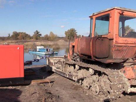 Прокуратура: В Киеве избили журналиста, который снимал сюжет о незаконной добыче песка