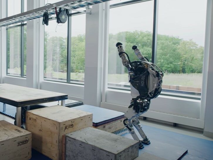 Boston Dynamics показала, як їхні роботи займаються паркуром. Відео