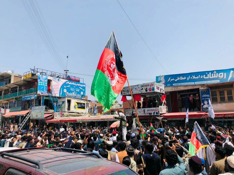 В одній із провінцій Афганістану люди підняли прапор країни. Таліби відкрили по них вогонь, є загиблі