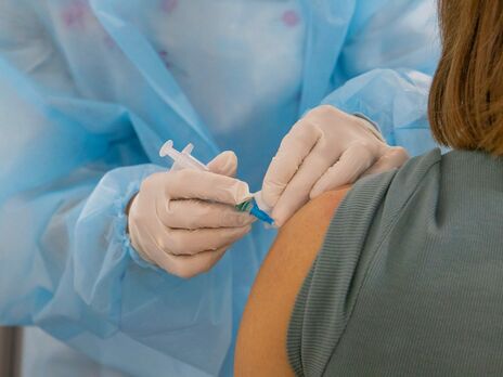 В Киеве будут делать прививки от COVID-19 на День Независимости. Пункты вакцинации оборудуют в палатках и автобусах