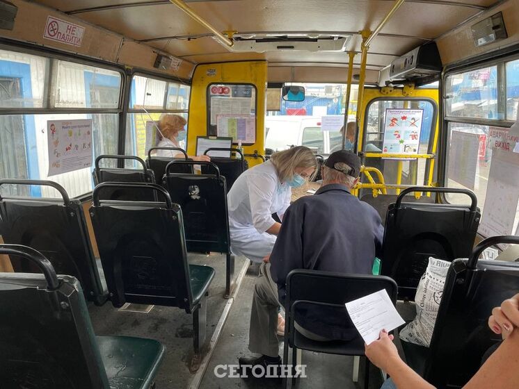 У Києві відкрили пункт вакцинації проти коронавірусу в автобусі. Фото