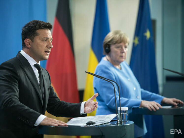 "Я не ожидаю, что канцлер приедет с подарками в Киев". Зеленский считает подход Меркель в отношениях с РФ "слишком мягким"