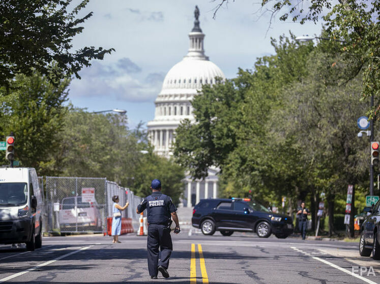 В Вашингтоне мужчина припарковал у Конгресса машину якобы со взрывчаткой. Он требует разговора с Байденом