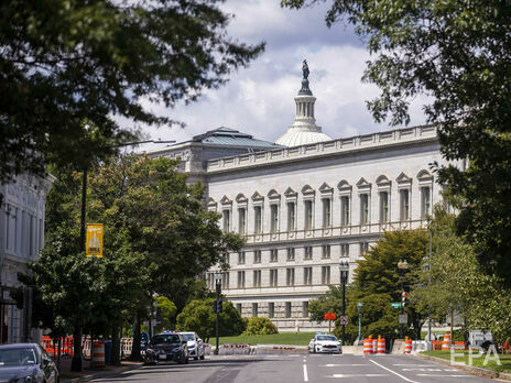 Чоловік, який заявляв про бомбу у пікапі біля будівлі Конгресу США, здався поліції