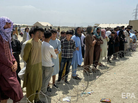 В аэропорту Кабула погибло 12 человек, пытаясь бежать из Афганистана