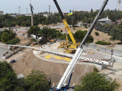 В Херсоне во время установки упал 70-метровый флагшток. Он раздавил Lexus чиновника, который отвечает за строительство