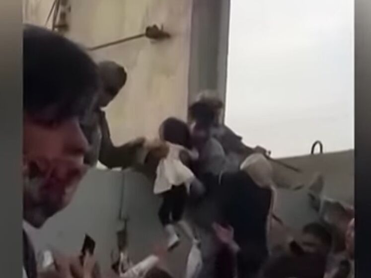 Щоб евакуювати маленьку дівчинку з Афганістану, її передавали з рук до рук солдатам. Відео