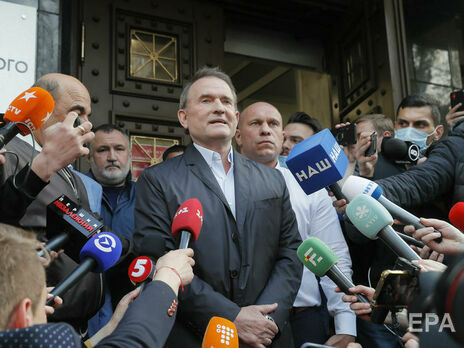 Медведчук (на фото в центре) находится под домашним арестом, а Козак объявлен в розыск