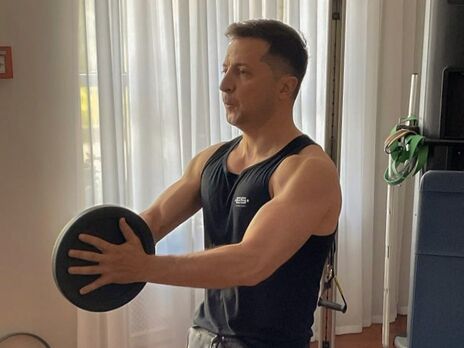 Зеленский в вышиванке и джинсовых шортах выполнил 30 повторов своего любимого упражнения. Видео