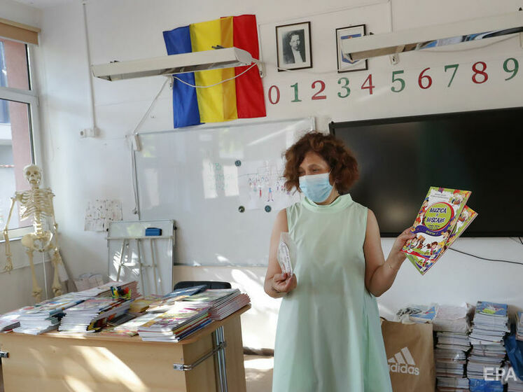 У Румунії хочуть не пускати у школи не вакцинованих проти COVID-19 учителів