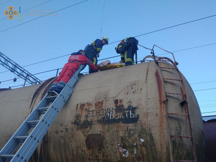 Во Львовской области спасатели сняли с железнодорожного вагона травмированную девушку