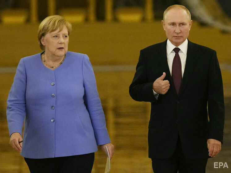 У Меркель задзвонив телефон на початку переговорів із Путіним. Відео