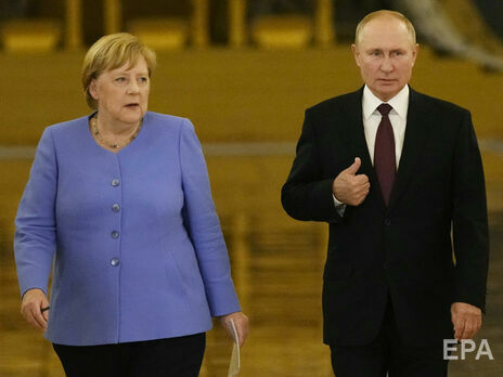 У Меркель зазвонил телефон в начале переговоров с Путиным. Видео