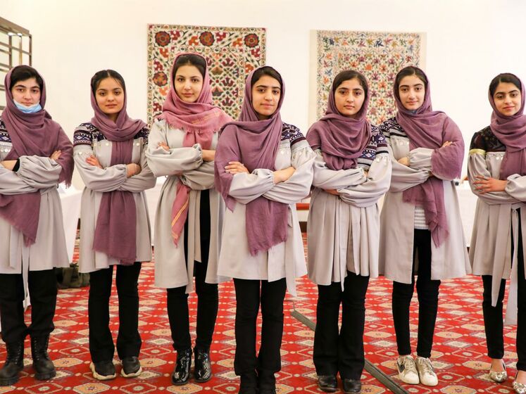 Дівчата з команди робототехніків покинули Афганістан. Вони вилетіли в Катар після захоплення влади талібами