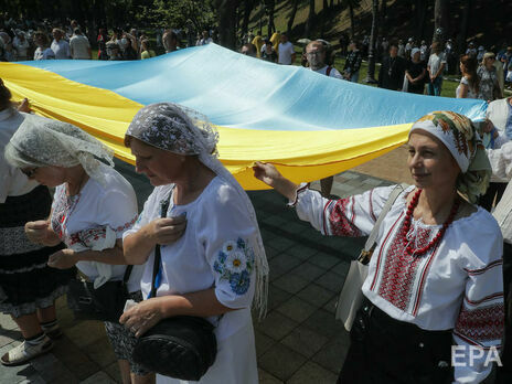 Украинские дипломаты и представители диаспоры развернули 30-метровые флаги Украины в 30 странах