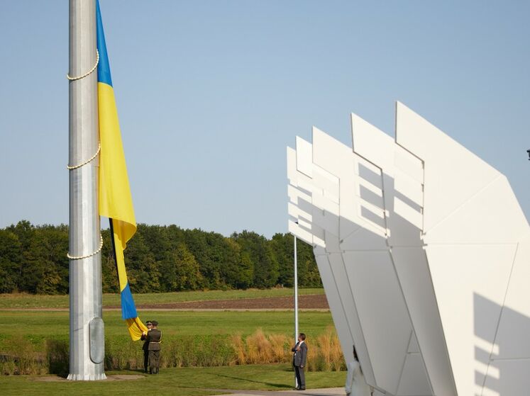 В географическом центре Украины в Черкасской области торжественно подняли украинский флаг. Видео