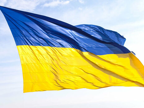 У Києві дрон здійняв у небо рекордний прапор України. Фоторепортаж