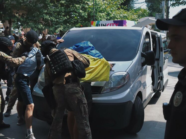 "Традиція і порядок": Учасників мирного збирання підписів проти гей-параду в Одесі побили і відвезли в поліцію