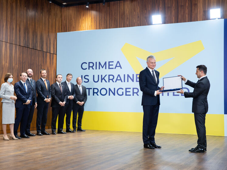 Зеленский вручил ордена участникам саммита Крымской платформы