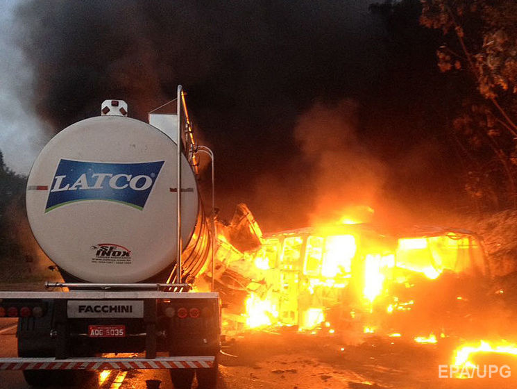 При столкновении автобуса с молоковозом в Бразилии погибли 20 человек