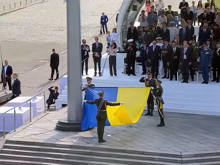 На Майдане торжественно подняли государственный флаг. Начался торжественный парад ко Дню Независимости Украины