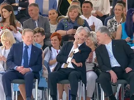 Зеленський на параді говорив про президентів України. Пожартував із Януковича і не згадав Порошенка. Відео
