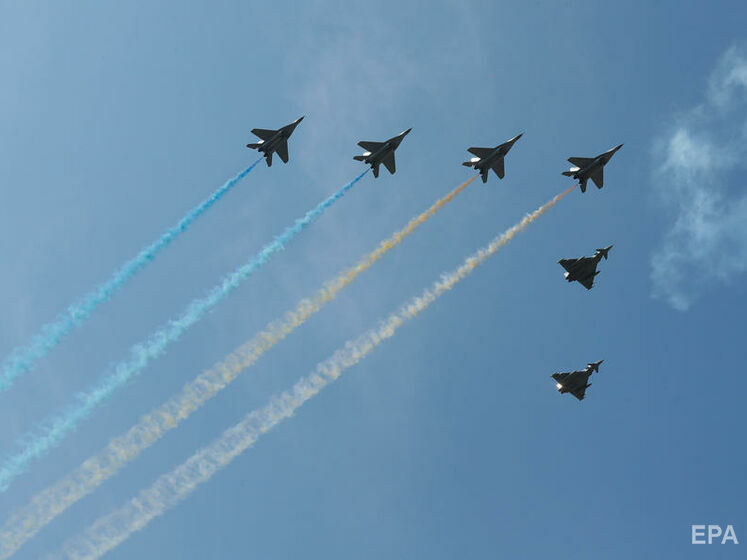 Истребители МиГ-29 изобразили флаг Украины в небе над Киевом во время парада ко Дню Независимости. Видео