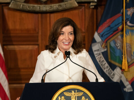 Новым губернатором Нью-Йорка впервые стала женщина. Ее предшественник подал в отставку из-за обвинений в домогательствах