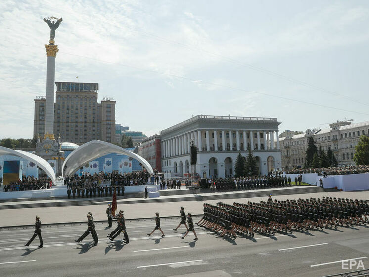 Українські жінки-військовослужбовиці взяли участь у параді. Взуття було без високих підборів. Відео