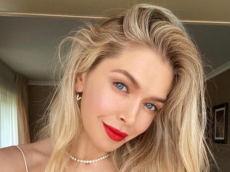 Брежневу в короткой майке и лосинах сняли на видео во время тренировки в зале