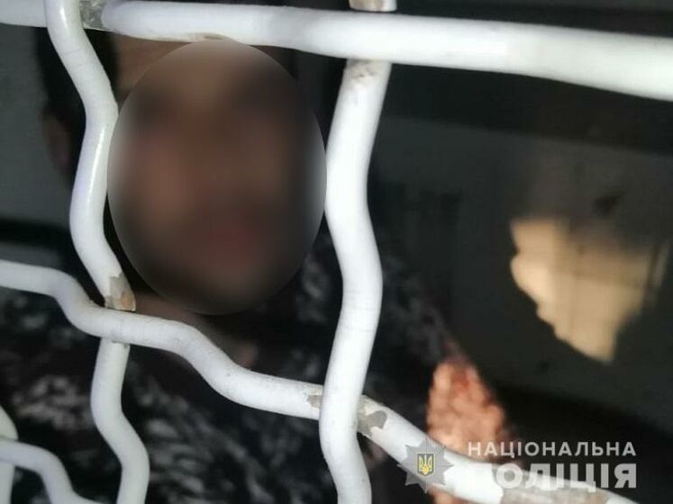 В Киевской области мужчина ночью залез в чужой дом, порезал одного ребенка и сломал нос другому