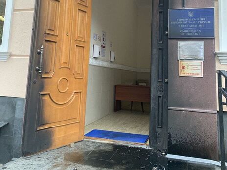 В здание офиса омбудсмена в Киеве бросили 