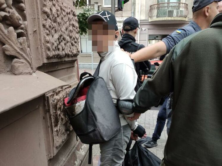 Мужчина, который бросил "коктейль Молотова" в офис Денисовой, пытался поджечь здание Верховного Суда &ndash; полиция
