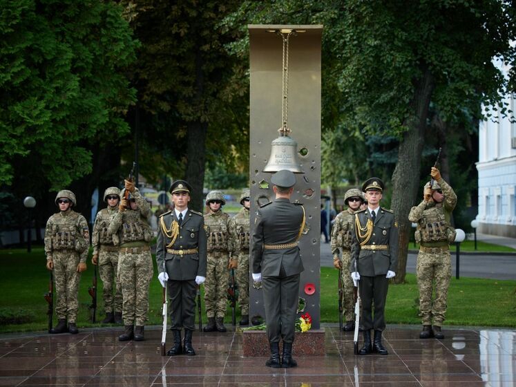Зеленский присвоил звание Героя Украины погибшим добровольцам