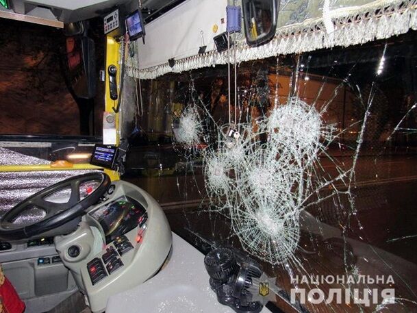 У столиці двоє п'яних киян розгромили тролейбус і побили водія – поліція