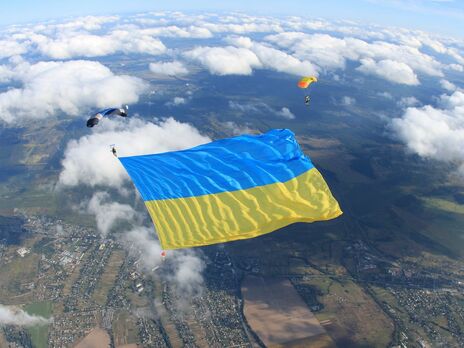 Під Києвом встановили національний рекорд України – парашутист розгорнув у небі найбільший прапор