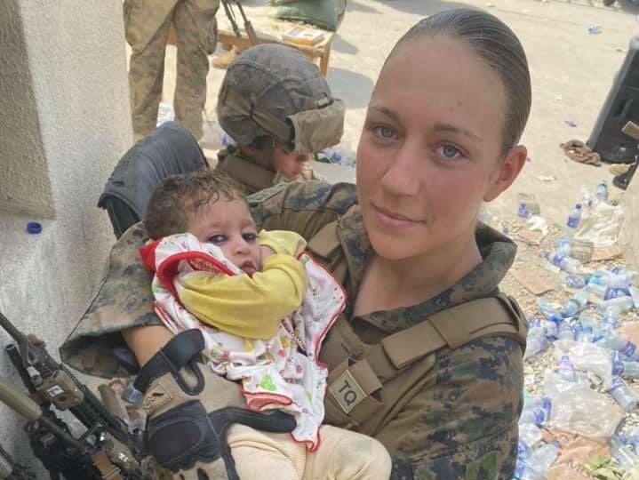 Во время теракта в Кабуле погибла 23-летняя американка, чье фото с афганским младенцем на руках стало знаменитым