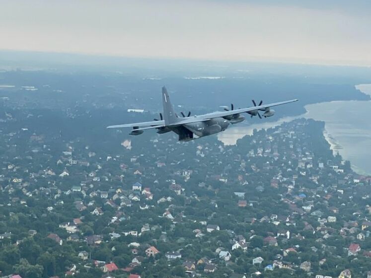Військові літаки США пролетіли над Києвом. Відео